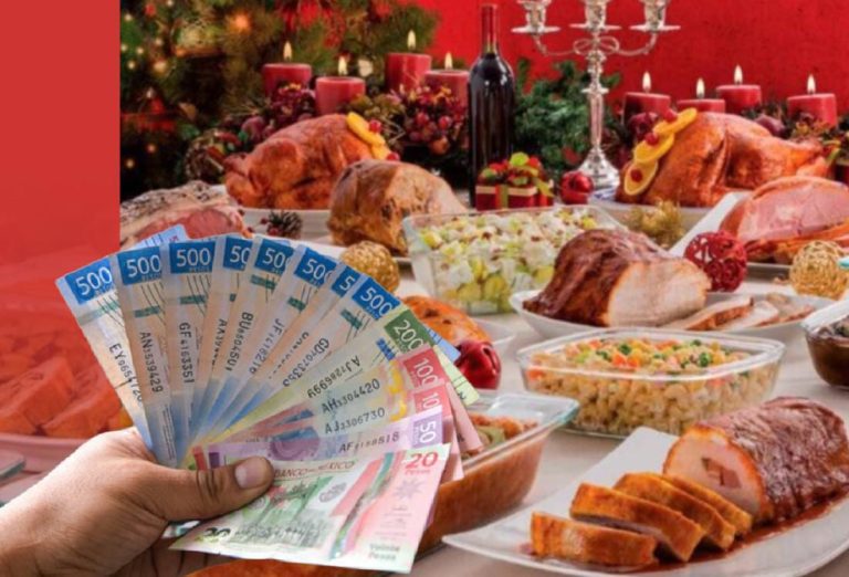 Dinero en efectivo y comida tradicional navideña en la mesa, con decoraciones festivas en el fondo. Celebración y gastos en el contexto de la temporada navideña en Tlaxcala, México.