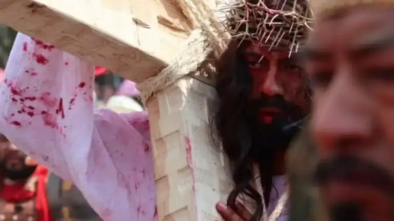 El Cristo de La Expiación en Tlaxcala, retrato de una representación religiosa que evoca pasión y devoción, en medio de una multitud durante una ceremonia tradicional.