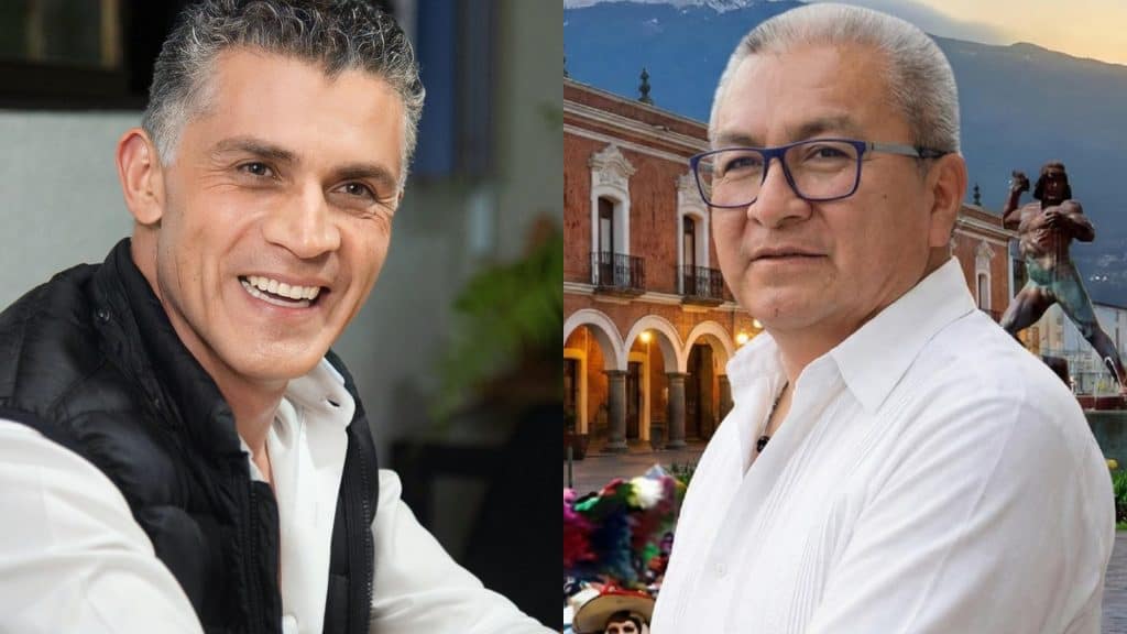1. Hombre con gafas y cabello gris, sonriente, vestido con camisa blanca y chaqueta negra en un entorno urbano.