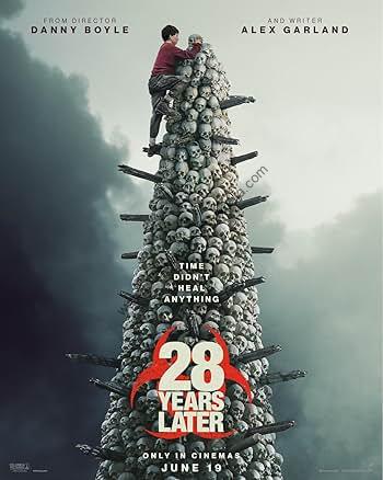 Un hombre escalando una pila de objetos con la frase "28 años después" en el cartel de una película.