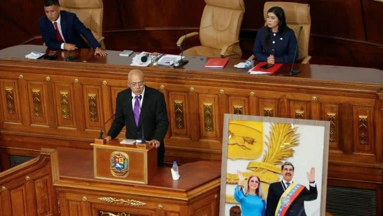 1.Discurso en un salón de sesiones con una pareja política en un escenario para promover ideas y propuestas oficiales.