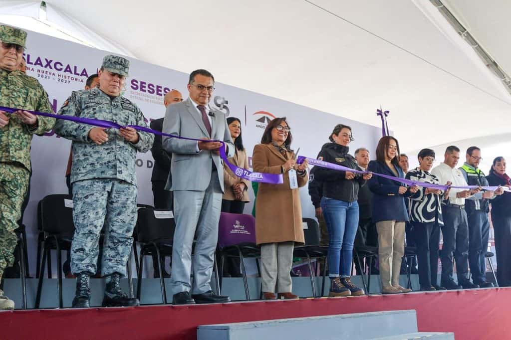 1. Autoridades de Tlaxcala participan en ceremonia de inauguración de evento oficial en el estado.
