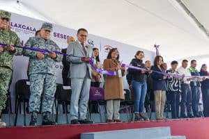 1. Autoridades de Tlaxcala participan en ceremonia de inauguración de evento oficial en el estado.