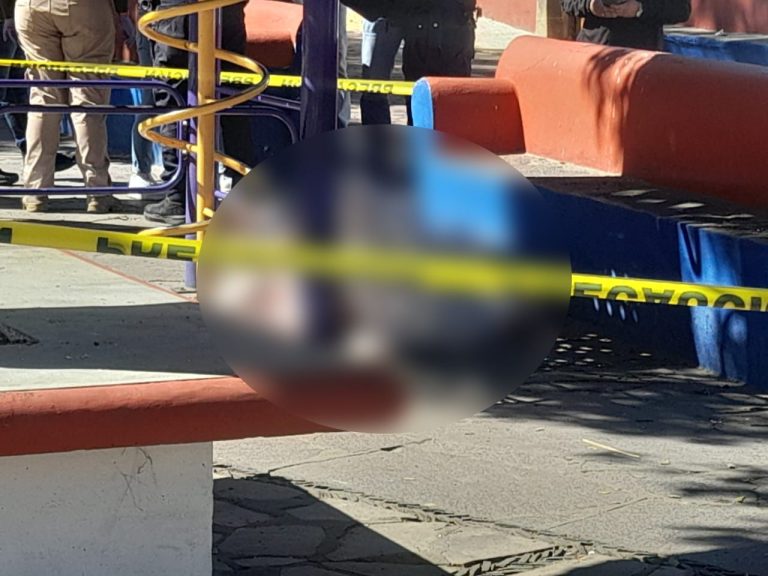 Muerto en escena de agresión con arma blanca en Tlaxcala, personan en la calle rodeada de policías y cinta de precaución, posible causa de la muerte un ataque violento, investigación en curso.