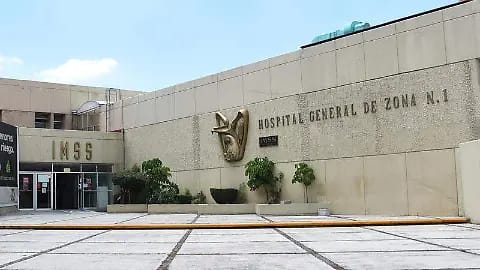 Acceso al Hospital General de Zona N.° 1 en Tlaxcala, México, con el edificio visible y señalización.