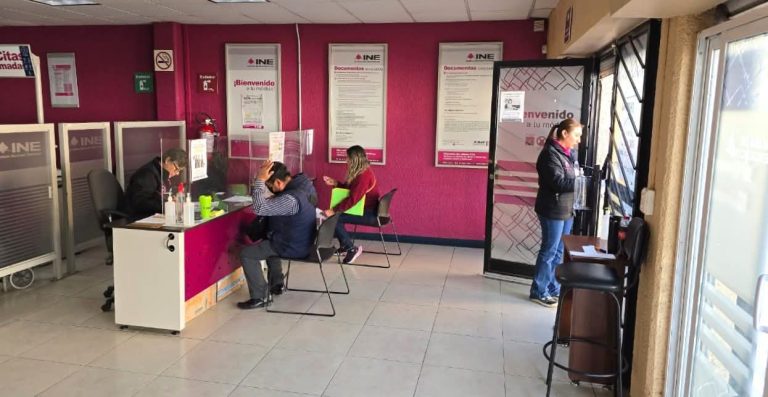 1. Personas en una oficina del INE en Tlaxcala realizando trámites electorales, con cabinas y personal atendiendo a ciudadanos en un ambiente organizado y moderno.