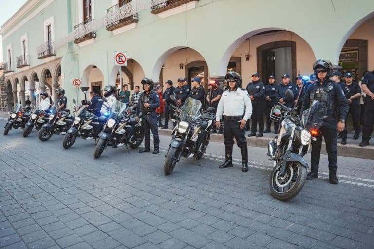 Policías motorizados de Tlaxcala en línea, listos para patrullar y garantizar la seguridad en eventos públicos y calles de la ciudad. Unidad policial en acción en un día de trabajo.