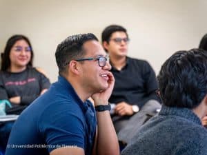 Estudiantes en clase en la Universidad Politécnica de Tlaxcala, atentos y participativos durante una actividad académica, promoviendo el aprendizaje y la interacción en el entorno universitario.