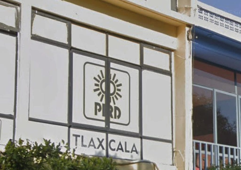 1. Logotipo del periódico El Periódico de Tlaxcala en la fachada de un edificio con el nombre de Tlaxcala y un símbolo solar.
