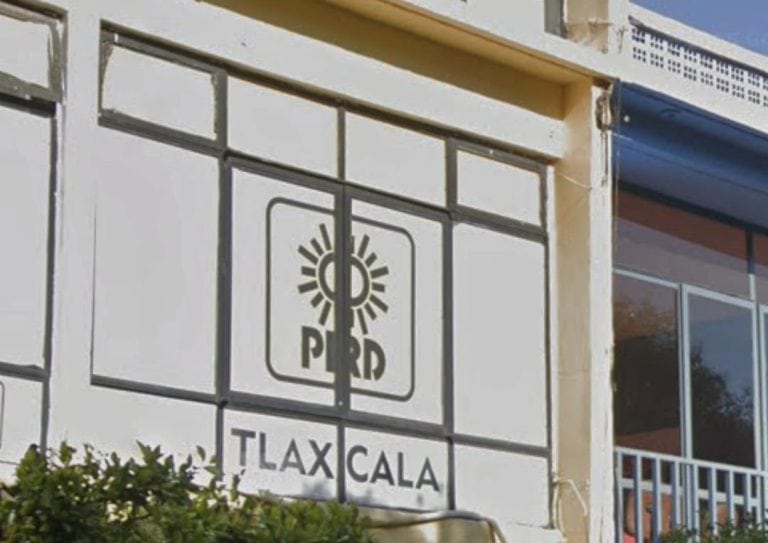 1. Logotipo del periódico El Periódico de Tlaxcala en la fachada de un edificio con el nombre de Tlaxcala y un símbolo solar.