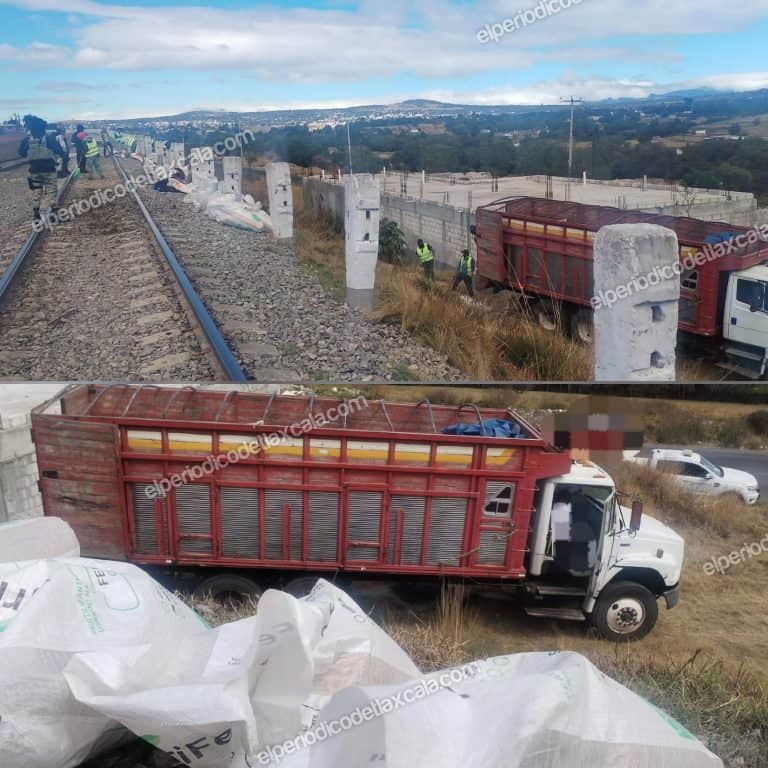Choque entre tren y camión en Tlaxcala, atención a un incidente en la vía férrea, maquinaria y personal de emergencia trabajan en el lugar, afectando el tránsito y generando alerta vial.