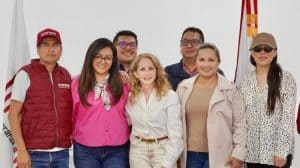 1. Grupo de políticos y candidatos en una reunión oficial, algunos con ropa de campaña y sonrisas, en un evento político en Tlaxcala, México.