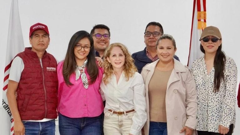 1. Grupo de políticos y candidatos en una reunión oficial, algunos con ropa de campaña y sonrisas, en un evento político en Tlaxcala, México.