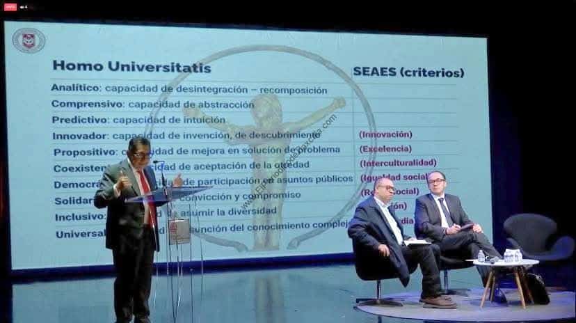 Capacidades de pensamiento y participación en debates académicos en una conferencia universitaria en un escenario con pantalla y panelistas.