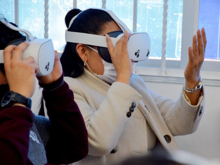 Realidad virtual en uso: mujer con gafas VR y mascarilla en oficina, interactuando con tecnología avanzada.