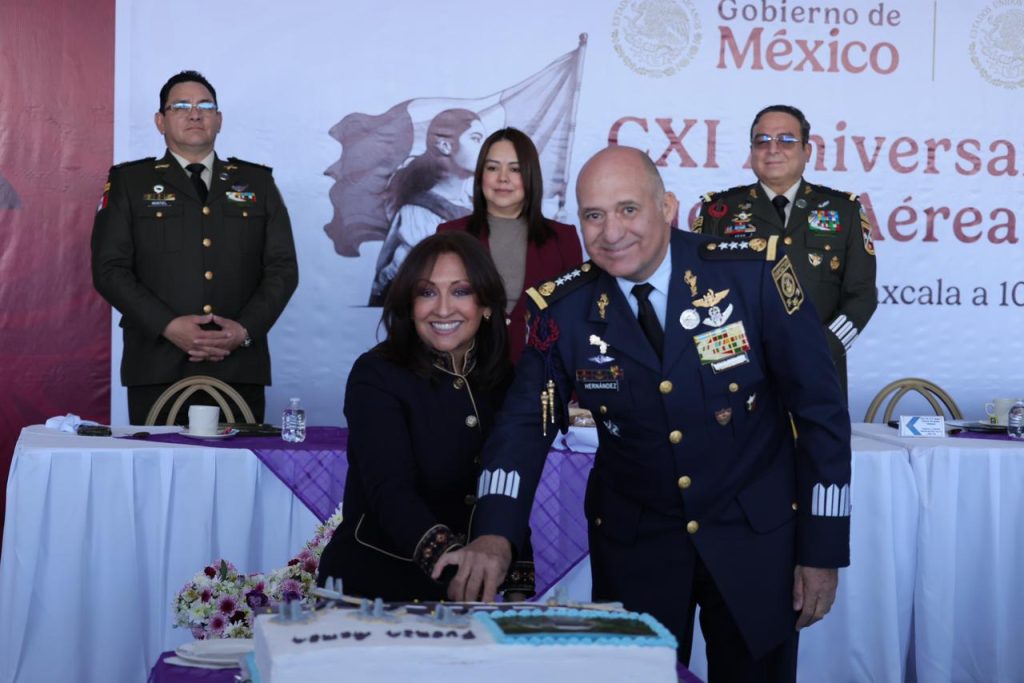 Celebración del aniversario de la Fuerza Aérea Mexicana con autoridades militares y civiles en un evento oficial en Tlaxcala.