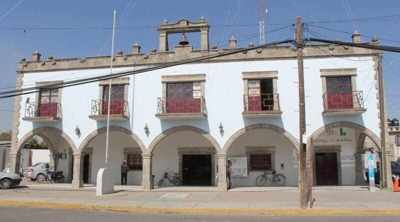 Edificio histórico con arcos y balcones en Tlaxcala, México, en un día soleado.