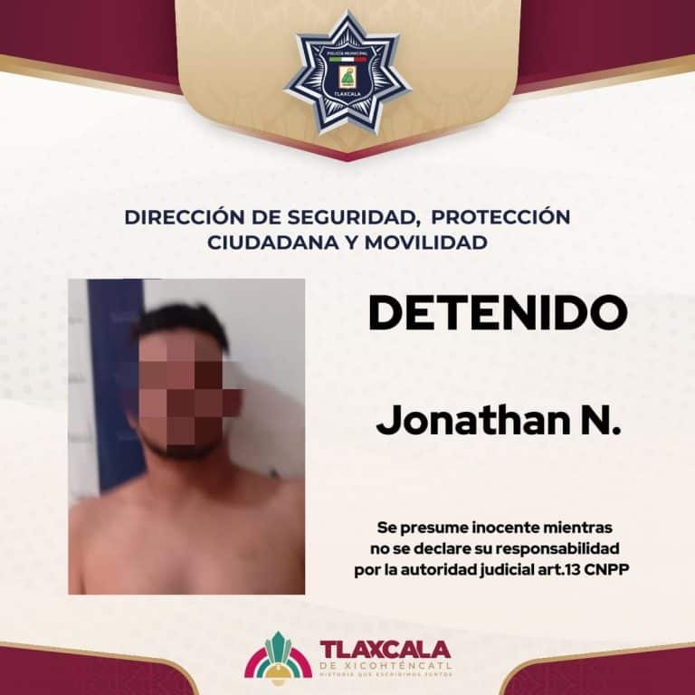 Hombre detenido por la policía con rostro pixelado, en un cartel de la Dirección de Seguridad, Protección Ciudadana y Movilidad en Tlaxcala, México.