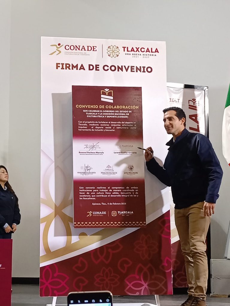 Firma de convenio entre CONADE y Tlaxcala para promover la cultura, deporte y desarrollo social en la región, con la firma de un acuerdo en un evento oficial en Tlaxcala.