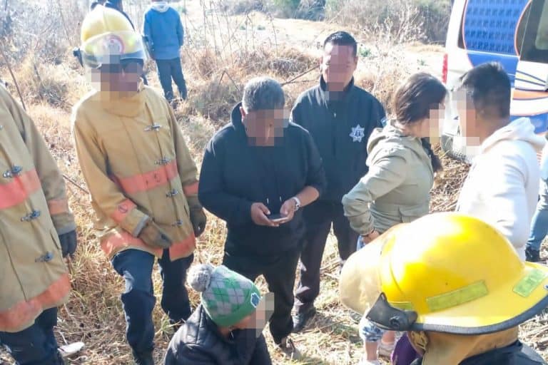 Grupo de personas, incluyendo bomberos y civiles, en un área rural durante una emergencia en Tlaxcala, México.