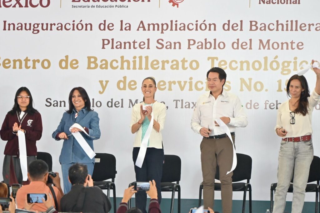 Inauguración de la ampliación del Plantel San Pablo del Monte del Centro de Bachillerato Tecnológico y de Servicios en Tlaxcala, con autoridades y estudiantes en el evento.