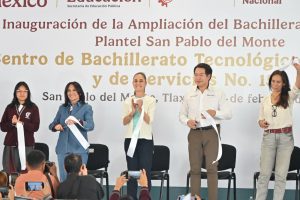 Inauguración de la ampliación del Plantel San Pablo del Monte del Centro de Bachillerato Tecnológico y de Servicios en Tlaxcala, con autoridades y estudiantes en el evento.