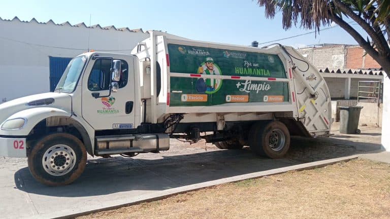 Basura recolectada en un camión de limpia pública en Tlaxcala, México, durante una jornada de recolección de residuos sólidos urbanos en una zona residencial.