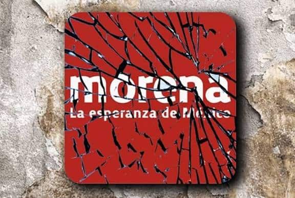 Logotipo de Morena con fondo rojo y texto "La esperanza de México" en una superficie rota y agrietada.