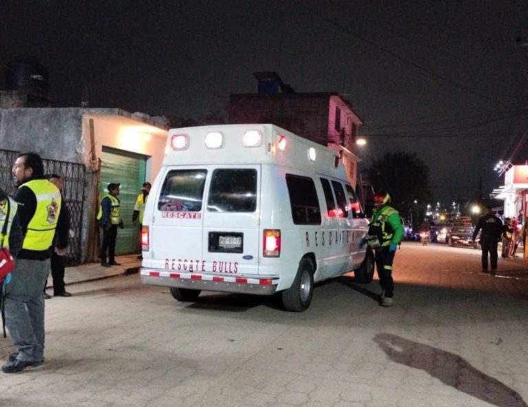Ambulancia de emergencia en una calle de Tlaxcala, con personal de rescate y seguridad atendiendo una situación de emergencia nocturna.