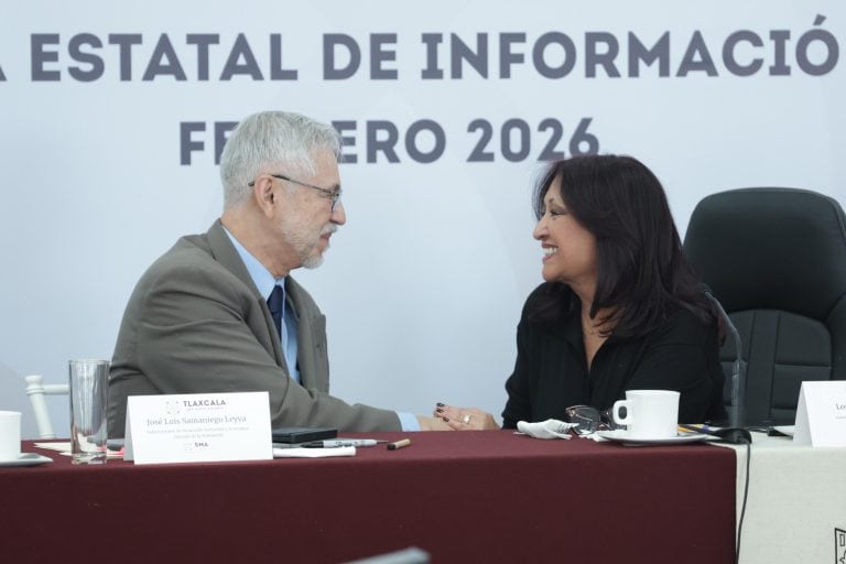 Persona mayor y mujer en una reunión formal, estrechándose la mano en un evento de información en Tlaxcala, México, en febrero de 2026.