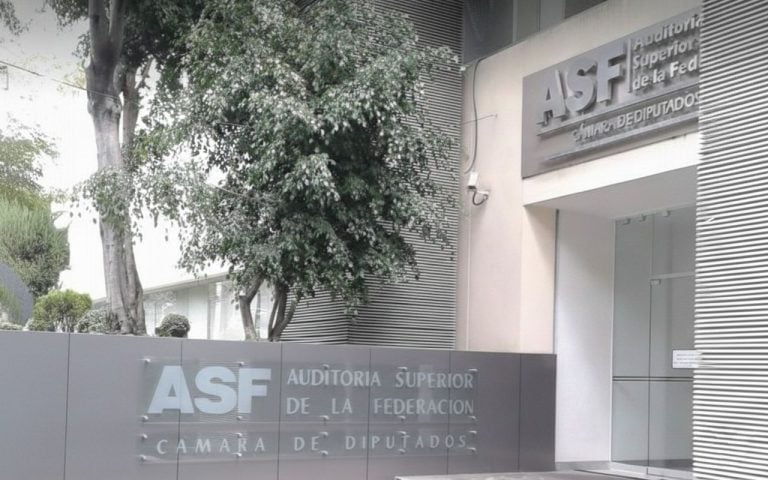Fachada del edificio de la Auditoría Superior de la Federación en Tlaxcala, con árboles y señalización visible.
