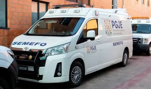 Vehículo de la PGJE de Tlaxcala con logotipos de SEMEFO y PGJE estacionado en la calle.