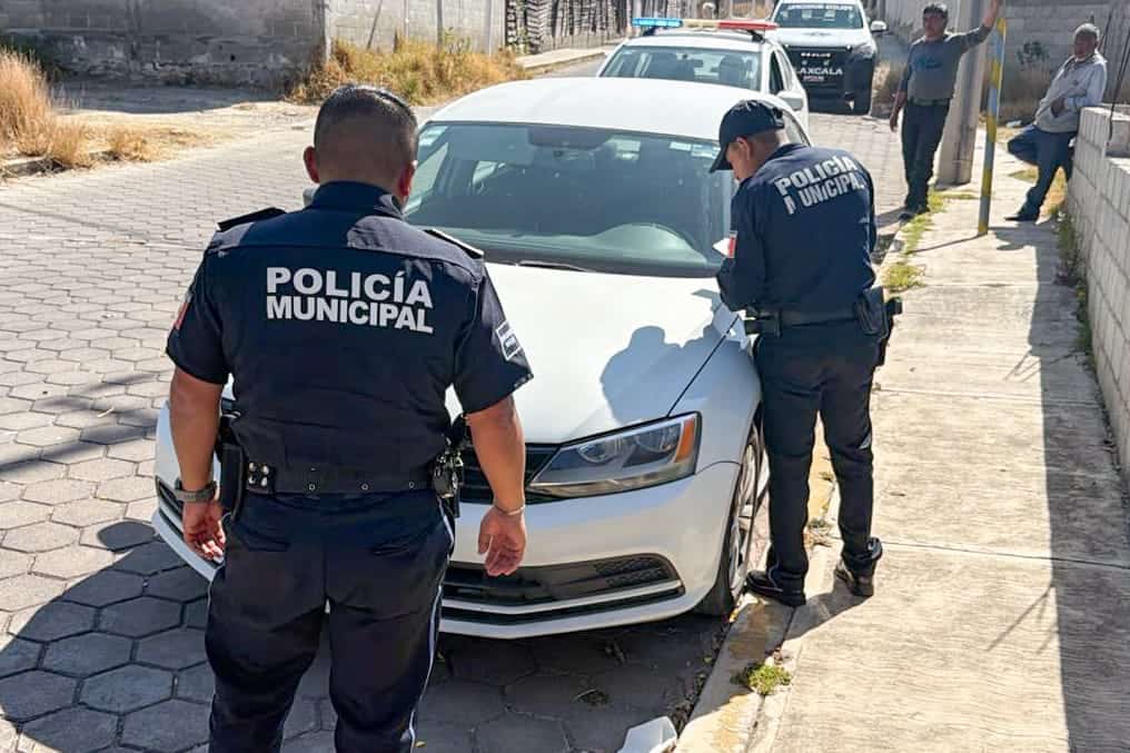 POLICÍA MUNICIPAL INSPECCIONANDO UN VEHÍCULO EN LA CALLE, DURANTE UNA OPERATIVA DE SEGURIDAD EN TLAXCALA.