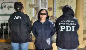 Hombre detenido por autoridades de investigación en un lugar con paredes deterioradas y tuberías visibles.