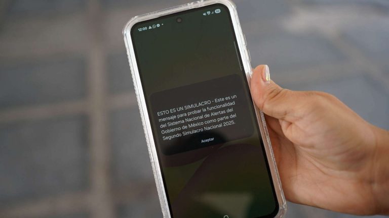 Simulacro de mensaje en teléfono móvil que informa sobre el Sistema Nacional de Seguridad Pública en México, con instrucciones para activar el simulacro del gobierno mexicano en 2025.