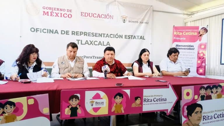 Personal de la Oficina de Representación Estatal de Tlaxcala en una conferencia de prensa sobre programas educativos.