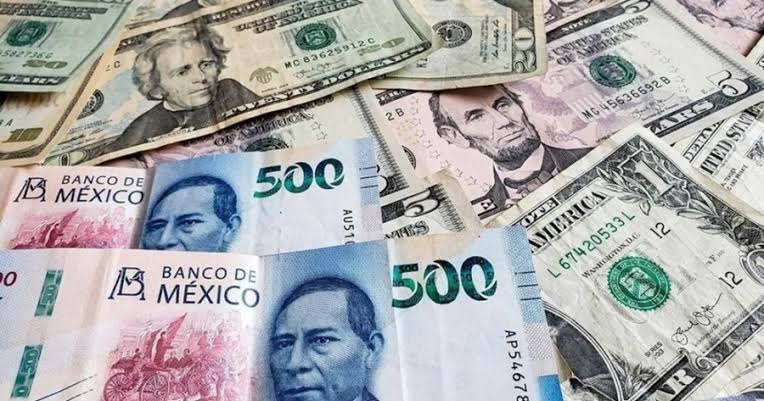 Billetes de 500 pesos mexicanos y otros billetes de diferentes denominaciones, mostrando dinero en efectivo.