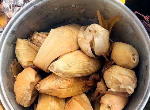 Hojas de plátano cocidas en un recipiente de metal, listas para preparar tamales o platillos tradicionales mexicanos.