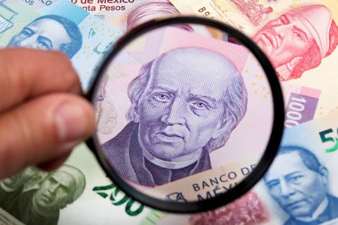 Dinámica de búsqueda de billetes mexicanos con lupa, mostrando un billete de 200 pesos bajo aumento.