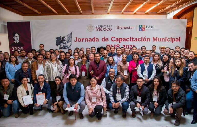 Capítulo de capacitación municipal con numerosos participantes en un evento organizado por el Gobierno de México y otras instituciones.
