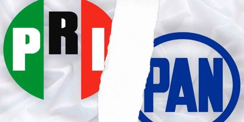 Logotipos de los partidos políticos PRI, PRD y PAN en un fondo de tela blanca arrugada.