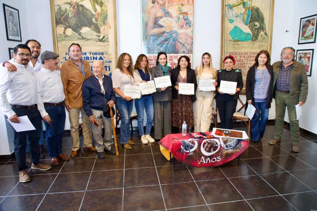 La entrega de reconocimientos a destacados participantes en el evento cultural en Tlaxcala, con la presencia de autoridades y artistas locales.