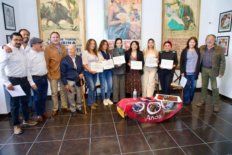 La entrega de reconocimientos a destacados participantes en el evento cultural en Tlaxcala, con la presencia de autoridades y artistas locales.