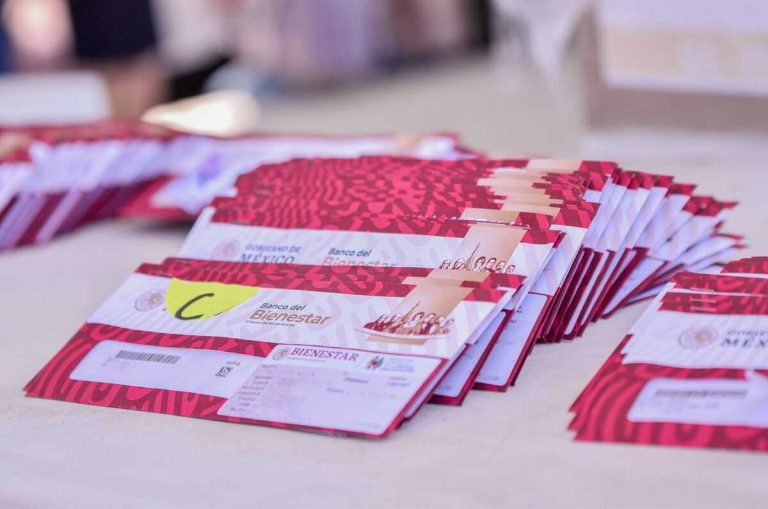 Tarjeta de débito del Banco del Bienestar en tonos rojos y blancos, distribuidas en una mesa, listas para ser entregadas o utilizadas en transacciones financieras.
