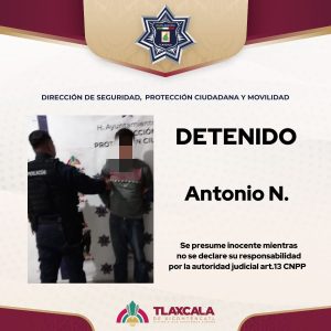 Persona detenida por la policía en Tlaxcala, con un oficial sujetando a un sospechoso en una escena de arresto.