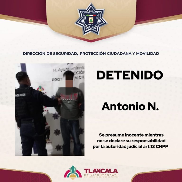 Persona detenida por la policía en Tlaxcala, con un oficial sujetando a un sospechoso en una escena de arresto.
