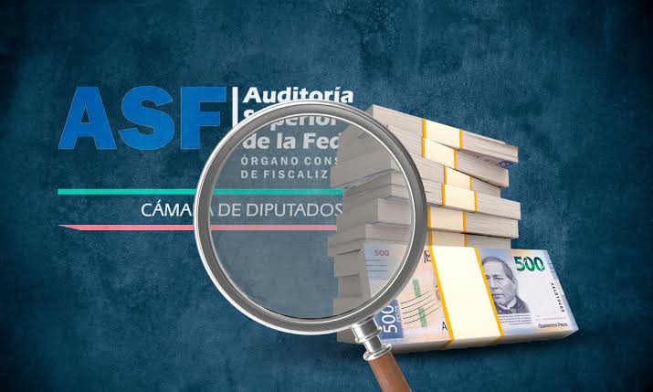 Lupa inspeccionando un montón de billetes de 500 pesos mexicanos y documentos oficiales en un fondo azul.