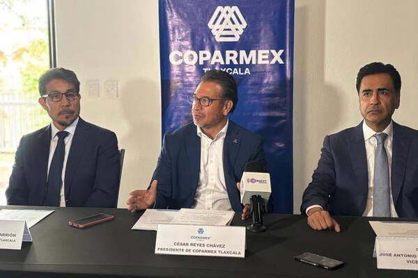 COPARMEX Tlaxcala presenta a su nuevo presidente, César Reyes Chávez, en una conferencia de prensa con otros miembros del comité en un entorno formal y profesional.