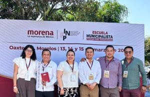 Capacitación de líderes políticos en la Escuela Municipalista de Oaxaca, con la participación de diversos representantes, promoviendo la formación y el compromiso cívico en la región.