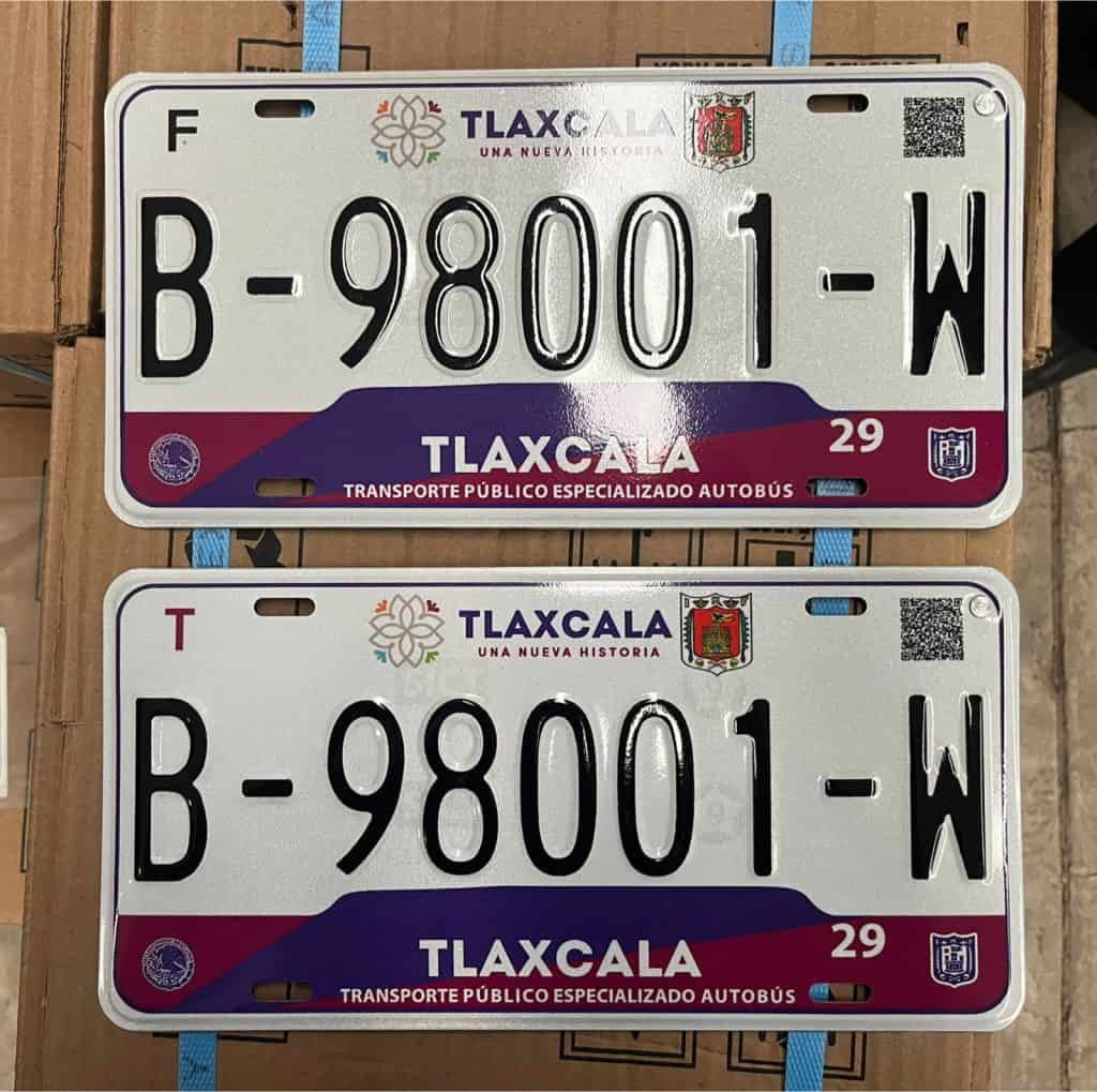 B-98001-W, placas de autobús de Tlaxcala, México, con diseño oficial y logotipos del gobierno estatal y transporte público.